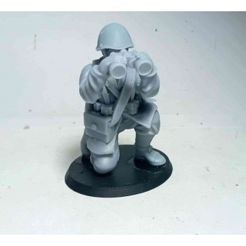 1/32 Greek Soldier with pair of binoculars WWII